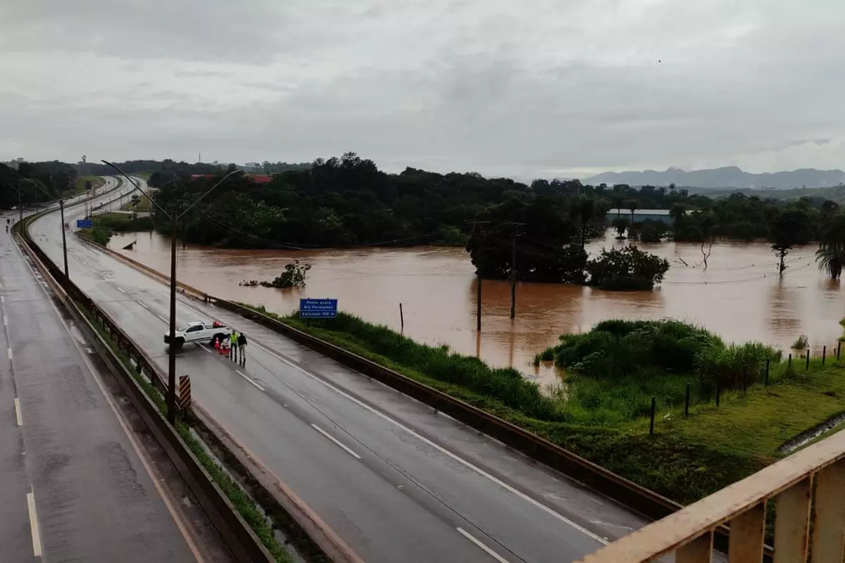 Elevação do rio Paraopeba causa interdição de ponte da BR-381